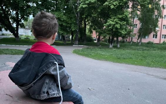 В Курске спасатели помогли мальчику, застрявшему ногой в автоматических воротах