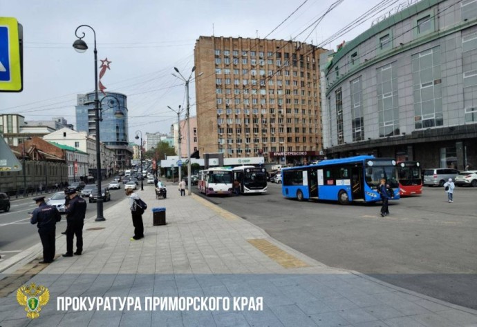 После жалоб жителей на «ад под дождём» прокуратура добивается навесов на Семёновской