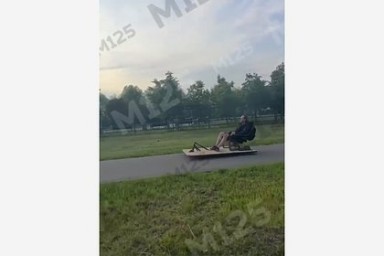 Заезд москвича на двери от шкафа сняли на видео