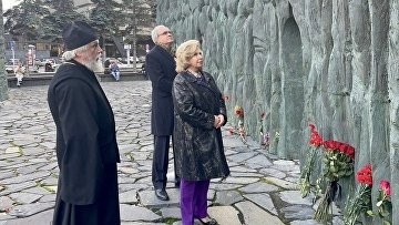 Фадеев и Москалькова возложили цветы в память о жертвах политических репрессий