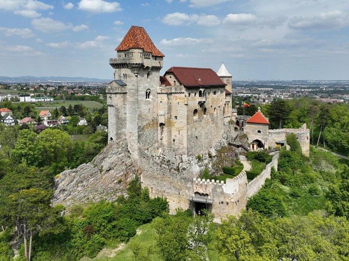 Замок, который будто вырос из скалы: место под Веной, где оживает Средневековье