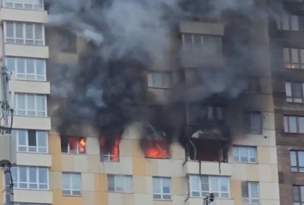 Пожар возник в жилом доме на Первомайской улице в районе Измайлово