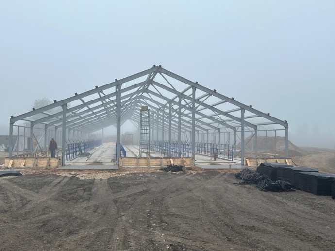 В Окуловском округе завершается строительство новой молочной фермы