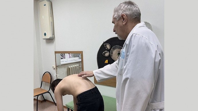 Спать на жёстком, не сидеть с поджатыми ногами. Врач рассказал, как предотвратить сколиоз