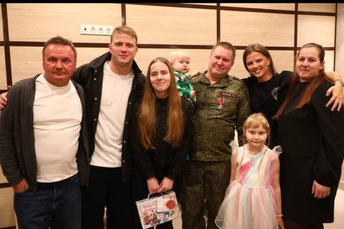 Семью участника СВО на Вологодчине поздравили главные герои сериала «Ландыши» Семью участника СВО на Вологодчине поздравили главные герои сериала «Ландыши»
