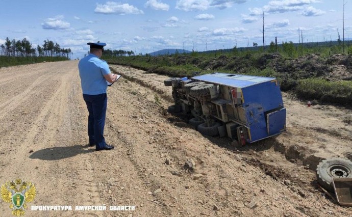 В Амурской области пьяный водитель опрокинул вахтовку с 22 людьми внутри
