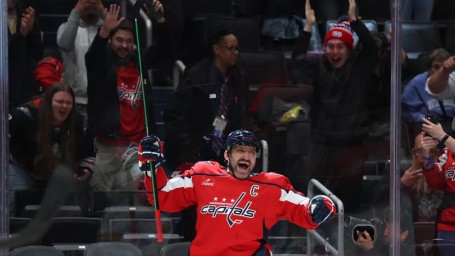 Стало известно, когда пройдёт церемония в честь 900-го гола Овечкина в НХЛ