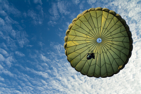 Кандидат в мастера спорта по парашютному спорту разбился после прыжка в Коломне