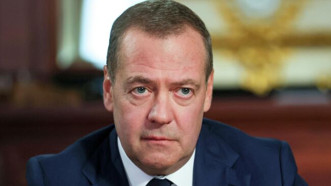 Медведев вспомнил антиутопию "1984", говоря о решении заблокировать Ормуз