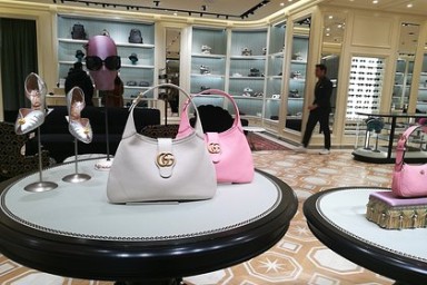 «Такого никогда не было». У людей закончились деньги на роскошь. На какие уловки идут отчаявшиеся бренды?