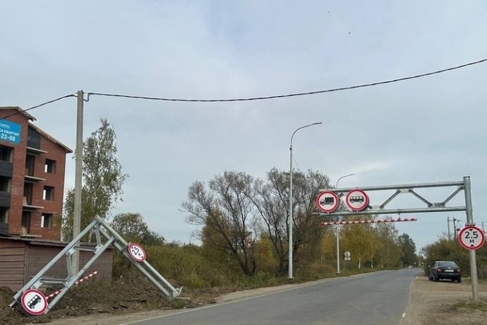 На въезде в Ярославль рухнул ограничитель для фур