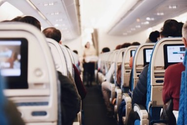 Пользователи сети отругали полную туристку за отказ бронировать два места в самолете