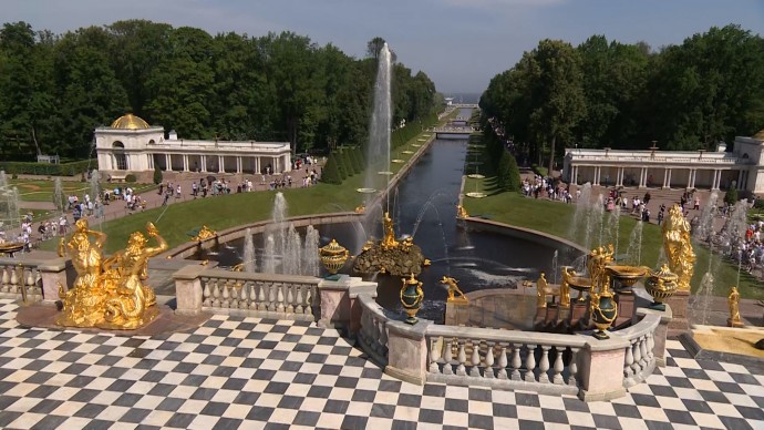 В Нижнем парке ГМЗ «Петергоф» состоялась церемония возложения цветов к памятнику Петру I