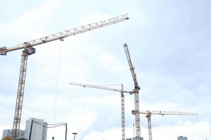 Подросток забрался на башенный кран ради роликов в TikTok Подросток забрался на башенный кран ради роликов в TikTok