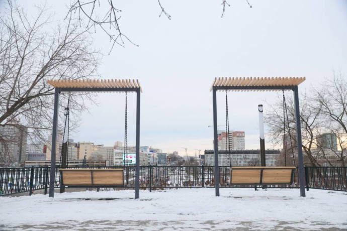 ​На Слудской горке в Перми обустроили смотровую площадку и качели