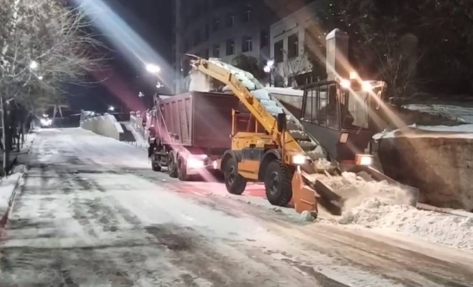 На улицы Улан-Удэ высыпали 1690 тонн песка На улицы Улан-Удэ высыпали 1690 тонн песка