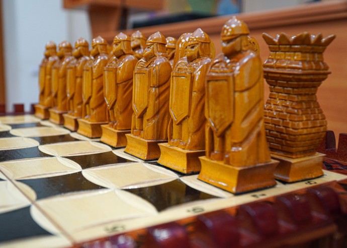 Заключенный в Кировской области вырезал богатырей, коней и слонов