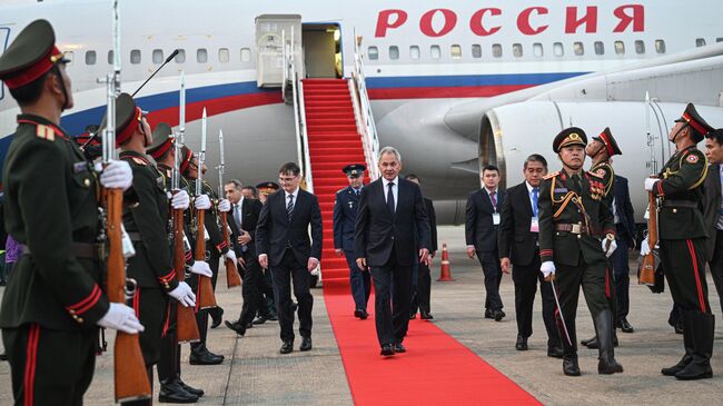 Шойгу возложил венок к Мемориалу павшим героям во Вьентьяне Шойгу возложил венок к Мемориалу павшим героям во Вьентьяне