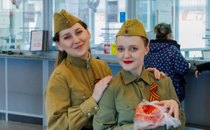 "Я помню, я горжусь": "Златница" выступила на ж\д вокзале Южно-Сахалинска в честь Дня Победы