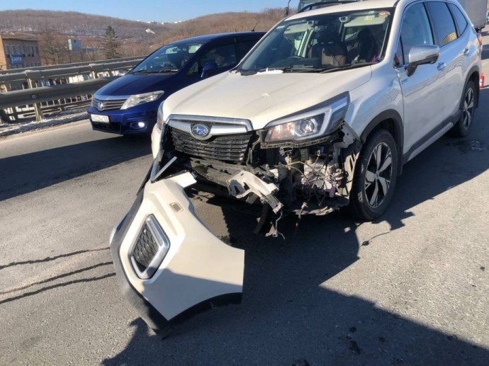 Автоледи на «Форике» влетела в фуру на объездной трассе во Владивостоке Автоледи на «Форике» влетела в фуру на объездной трассе во Владивостоке