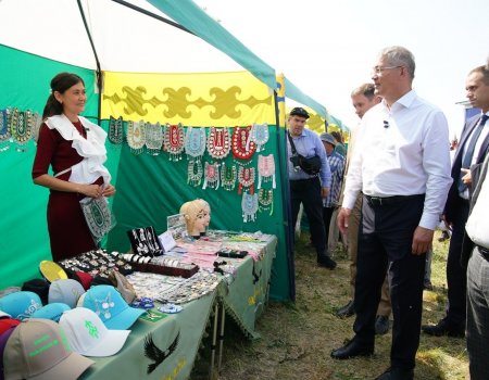 Глава Башкирии ознакомился с изделиями хайбуллинских ремесленников