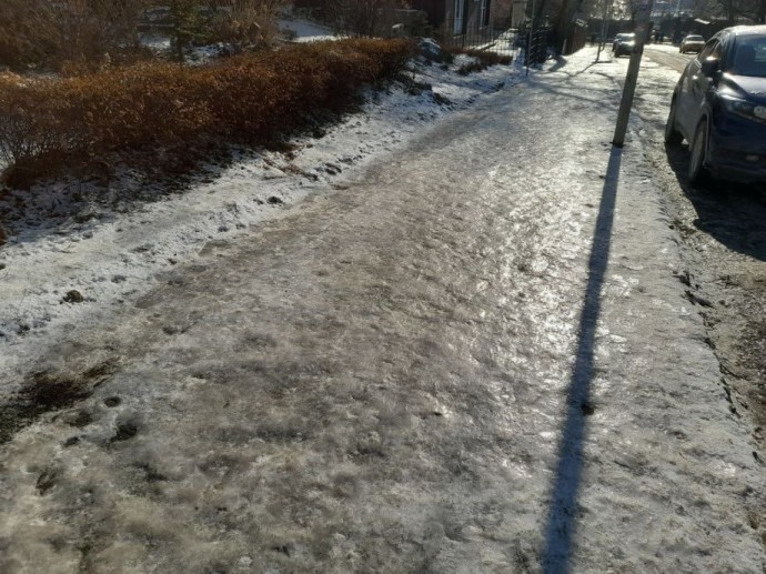 Каток под ногами и лёд над головой: Владивосток продолжает бороться с последствия непогоды