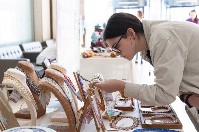 Мастера проекта «Московское долголетие» представят лучшие работы на маркете ко Дню матери