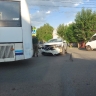 В центре Кирова иномарка влетела в автобус