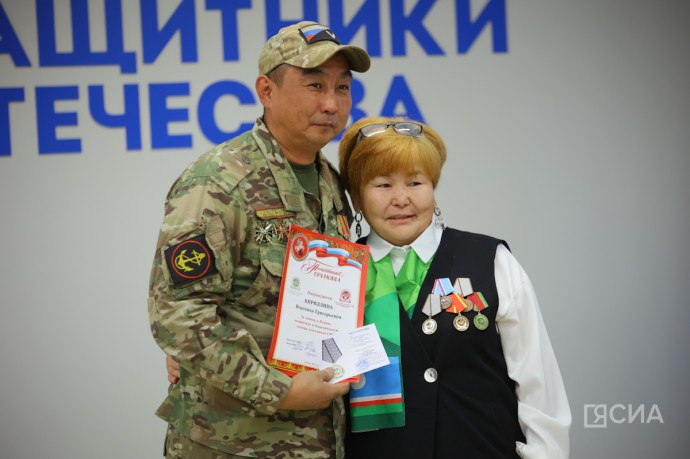 Якутянам вручили нагрудные знаки союза добровольцев Донбасса Якутянам вручили нагрудные знаки союза добровольцев Донбасса