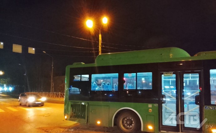 Неизвестный врезался в автобус и скрылся с места происшествия в Южно-Сахалинске