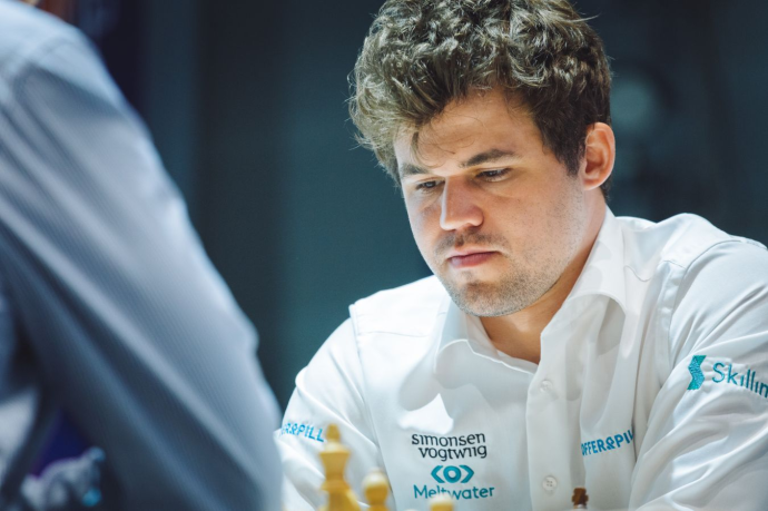 Норвежский гроссмейстер Карлсен грубо отмахнулся от оператора после поражения от россиянина Норвежский гроссмейстер Карлсен грубо отмахнулся от оператора после поражения от россиянина