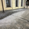 Жители Кирова жалуются на засыпанные солью тротуары