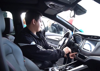 Ветерану СВО из Шимановска вручили автомобиль на ручном управлении