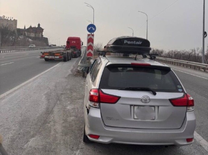 Фура устроила тройное ДТП на въезде во Владивосток