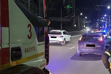 В столкновении мотоцикла и легковушки в Калуге пострадали люди