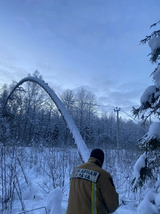 Электрики и спасатели продолжают работу в Новгородской области