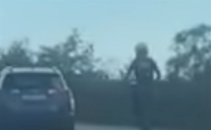 На дороге к Новотроицкому электросамокатчик создавал аварийную ситуацию