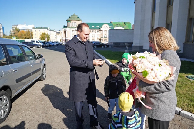 Глава Мордовии вручил автомобиль многодетной семье Лукашовых из Саранска