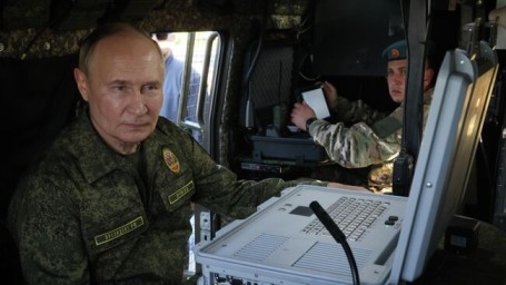 Путин осмотрел машину командира батальона на полигоне "Мулино"