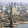 У памятника Петру I обновили деревянный настил