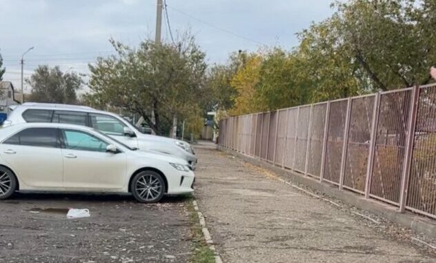 Астраханцы просят перенести леерное ограждение возле детсада Астраханцы просят перенести леерное ограждение возле детсада