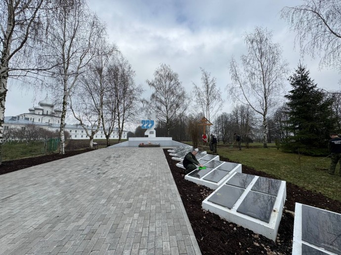 Сотрудники новгородского следкома навели порядок на воинском мемориале в Хутыни