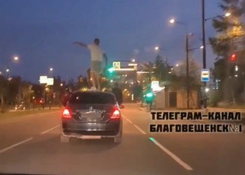 В Тынде человек забрался на крышу ехавшей легковушки