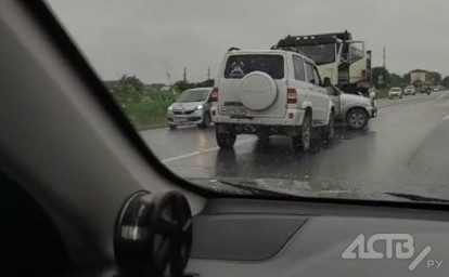 "Происходит что-то непонятное": автомобили скопились на месте ДТП в Южно-Сахалинске
