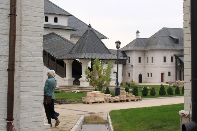 Священник назвал причины, почему девушки приходят в храм в юбке и платке Священник назвал причины, почему девушки приходят в храм в юбке и платке