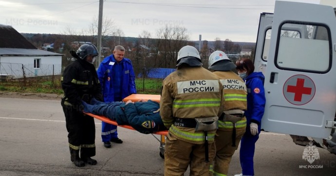 Тульские спасатели отработали спасение человека из горящего авто