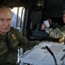 Путин осмотрел машину командира батальона на полигоне "Мулино"