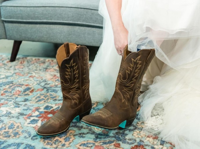 Казаки с джинсами показаны в повседневных луках — стилист Екатерина Краснова