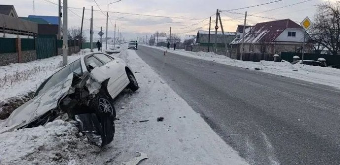 В столкновении двух иномарок в Усть-Коксе пострадали оба водителя