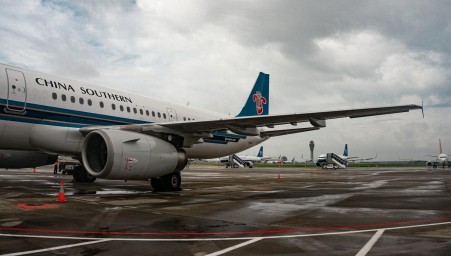 Пассажиры не явились на рейс и требуют у агента компенсацию за новые билеты